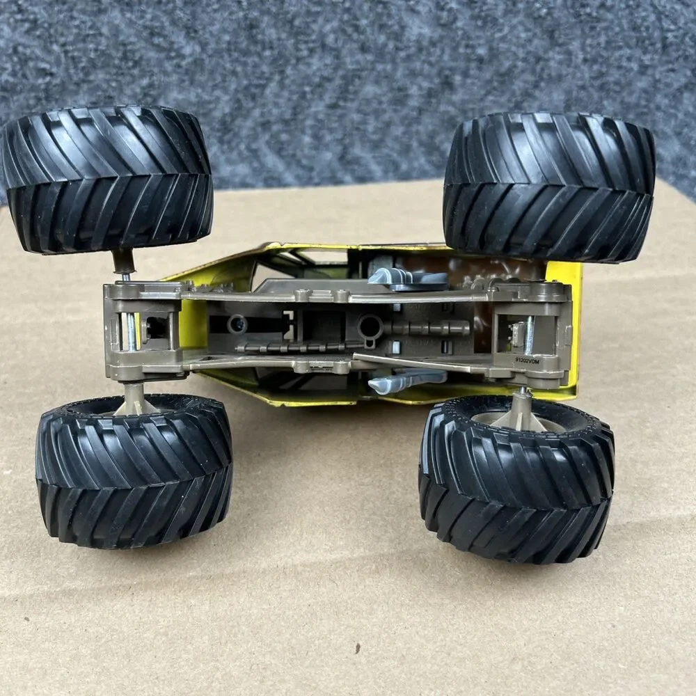 Hot Wheels Monster Jam Earth Shaker Die-Cast Truck Vehicle 1:24 Spin Master